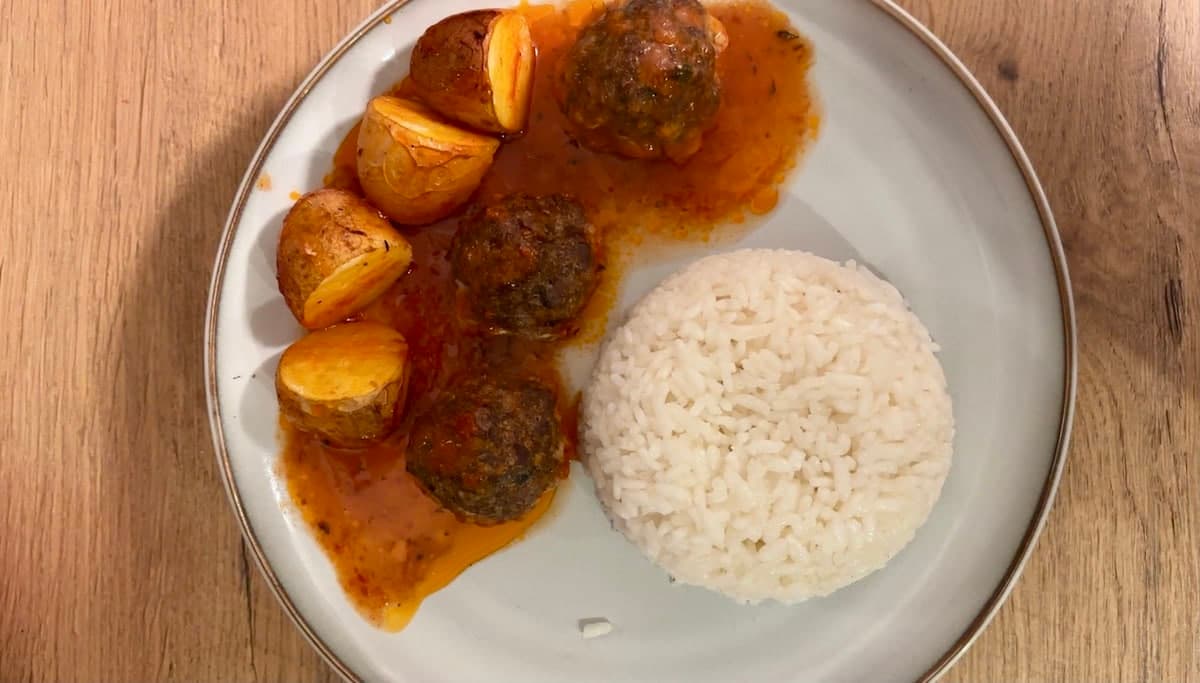 Köfte mit Kartoffeln aus dem Ofen