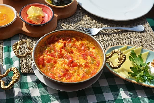Menemen – Türkisches Rührei mit Tomaten und Paprika