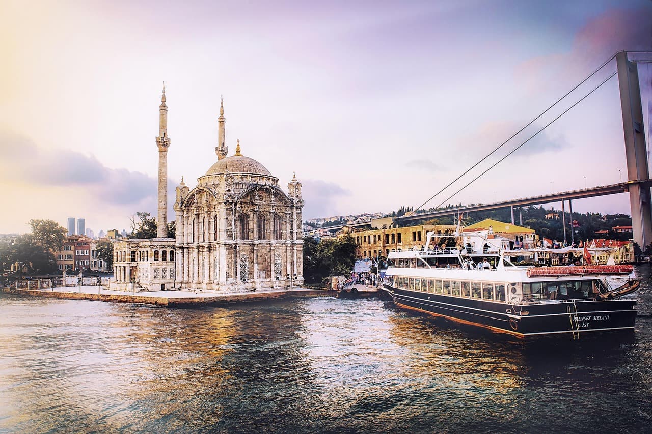 Bosporus Tour Istanbul: So erlebst du die Meerenge vom Wasser aus