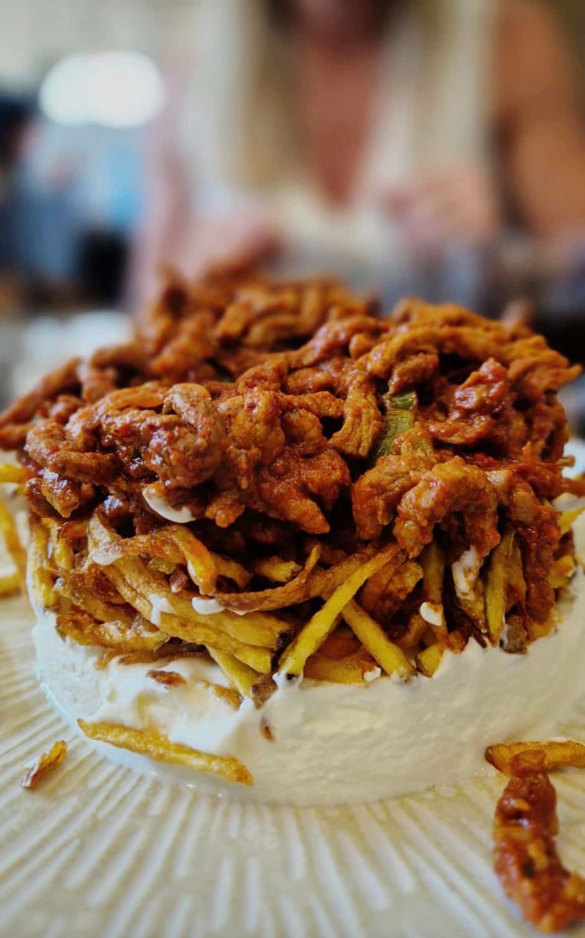 Çökertme Kebab – Rinderfilet auf Streichholz-Kartoffeln mit Knoblauchjoghurt