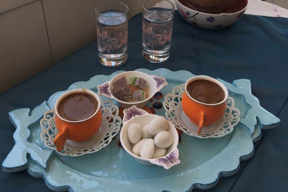 Türkischer Kaffee servieren