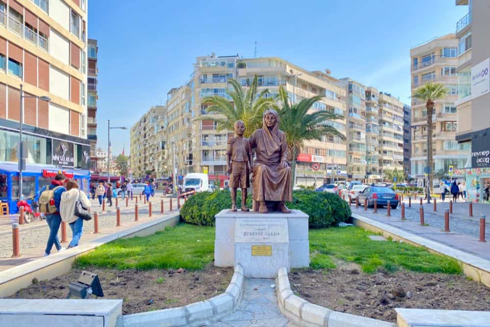 Atatürk und Mutter Statue 