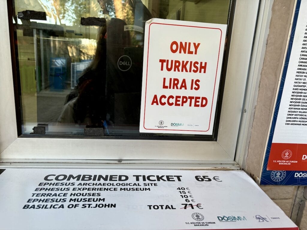 Auf Dem Schild Steht: „es Werden Nur Türkische Lira Akzeptiert.“ Unten Sehen Sie Eine Ticketpreisliste Mit Detaillierten Kosten Für Attraktionen Wie Die Archäologische Stätte Und Das Museum Von Ephesus.