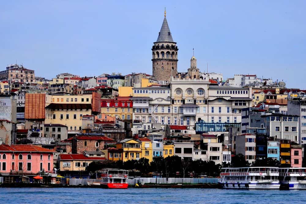 Die Stadt Istanbul ist vom Wasser aus zu sehen.