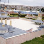 In einem Park wird ein Modell einer Moschee aus der Miniaturwelt der Türkei gezeigt.