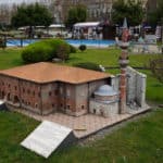 Ein Modell einer Moschee im Miniatürk-Park ist ausgestellt, damit Besucher die Schönheit der Türkei entdecken können.