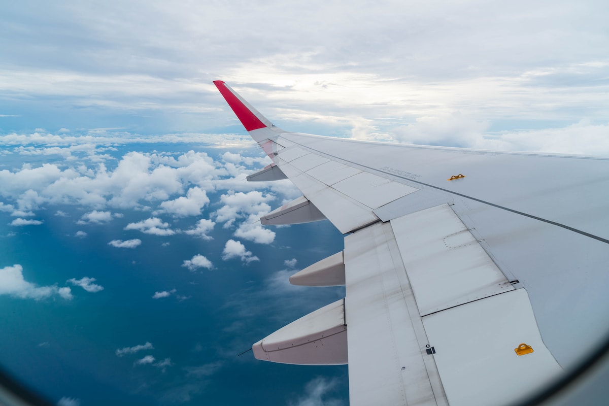 Ein Blick auf einen Flugzeugflügel aus einem Flugzeugfenster während eines Fluges nach Istanbul.