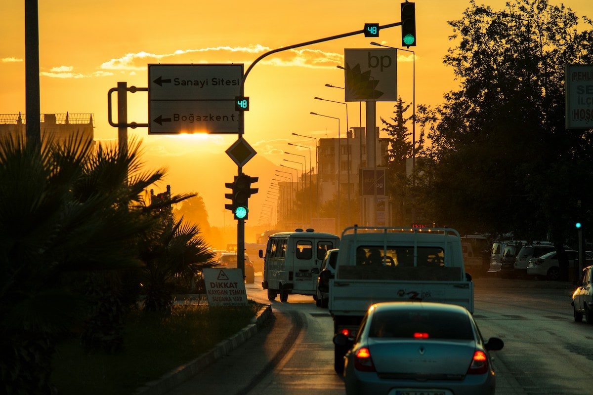 Autofahren in der Türkei bei Sonnenuntergang