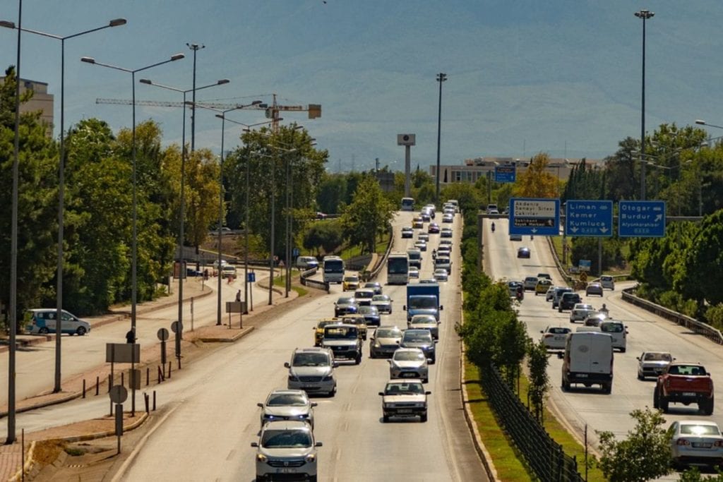 Hauptstraße in Antalya mit vielen Autos