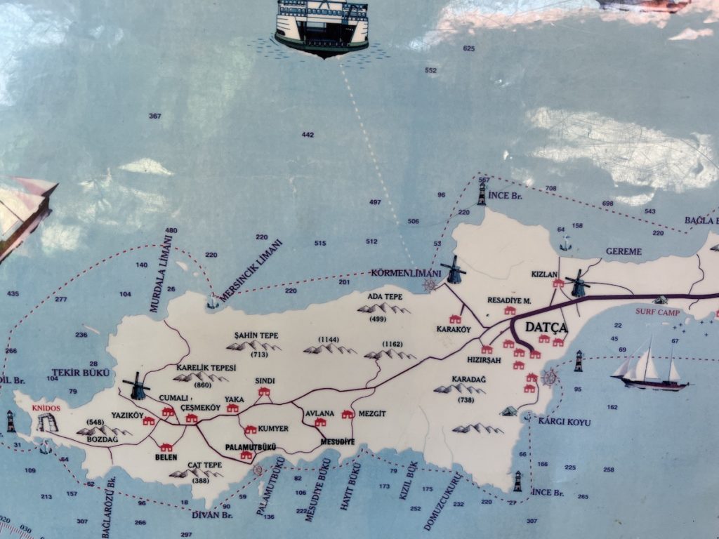 Karte mit verschiedenen Orten und Sehenswürdigkeiten mit maritimen Elementen in Datca.