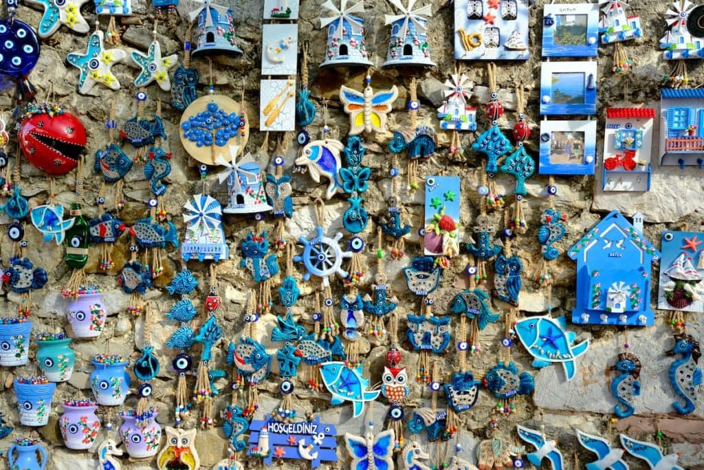 Eine Wand, geschmückt mit einer Reihe farbenfroher Keramik-Souvenirs mit Meeresmotiven aus Datca.