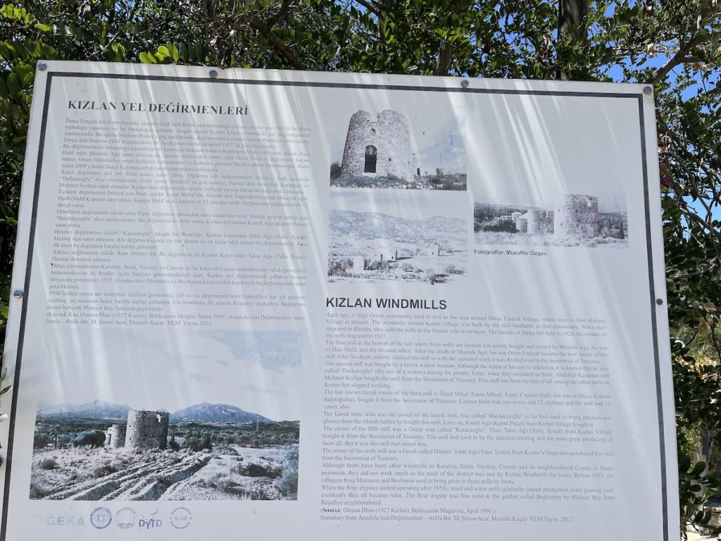 Informationstafel über die historischen Windmühlen von Datca kızılan mit Textbeschreibungen und Fotos der alten Windmühlen.