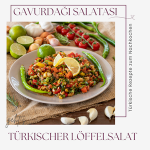 Ein Farbenfroher Teller Gavurdağı Salatası, Auch Bekannt Als Türkischer Löffelsalat, Ist Mit Zitronenscheiben Garniert Und Von Frischen Tomaten, Knoblauch, Paprika Und Limetten Auf Einer Rustikalen Holzoberfläche Umgeben.