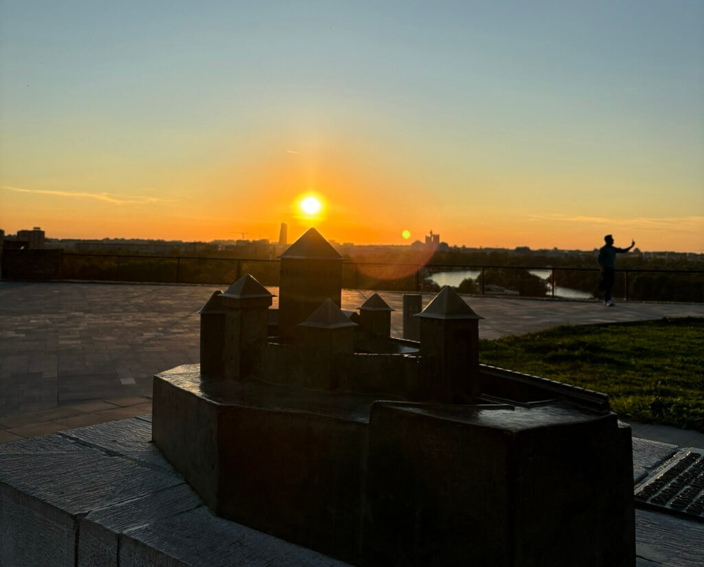 Kleines Modell einer Festung im Vordergrund bei Sonnenuntergang in Belgrad.